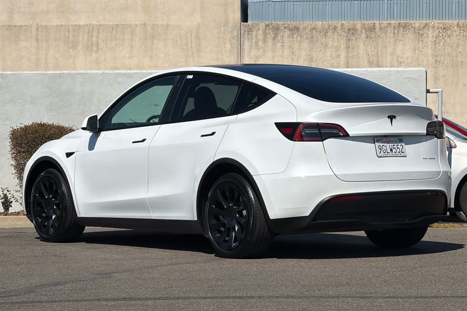 Used 2023 White Tesla  image 7