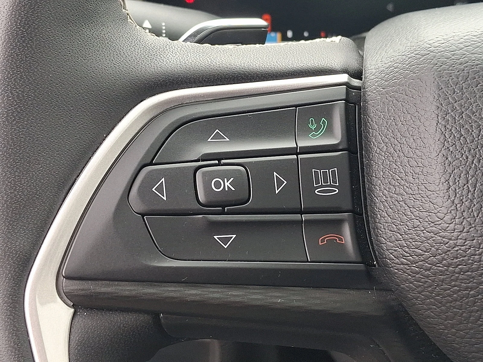Used 2023 Diamond Black Crystal Pearlcoat Jeep Altitude image 22