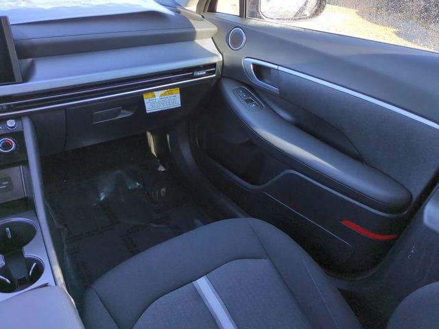 New 2026 White Hyundai SE image 16