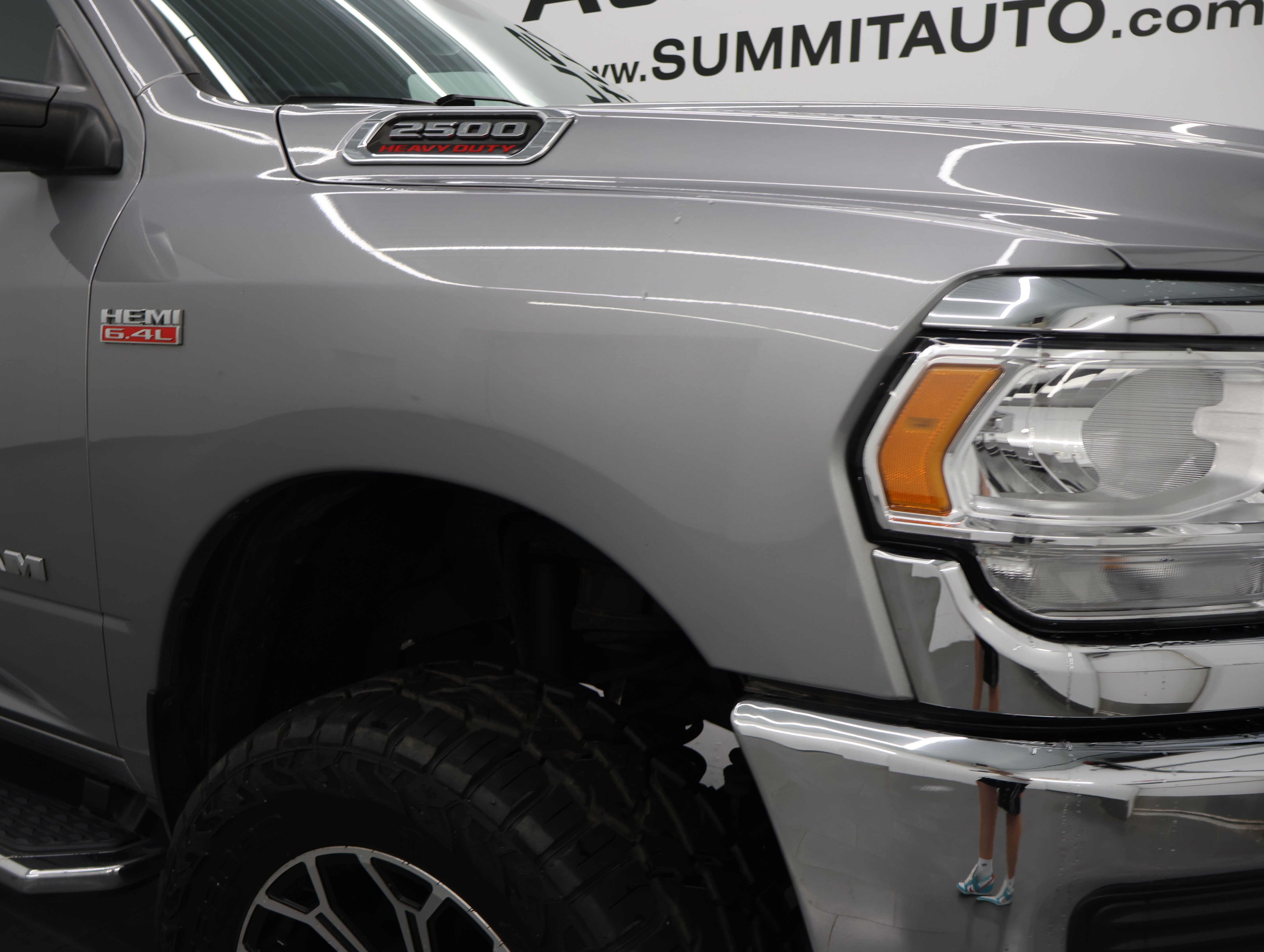 Used 2022 Billet Silver Metallic Clearcoat Ram 4x4 Crew Cab Tradesman: CREW-SHORT-TRADESMAN LVL 2-6.4L V8 HEMI-4WD-20 WHEELS image 24