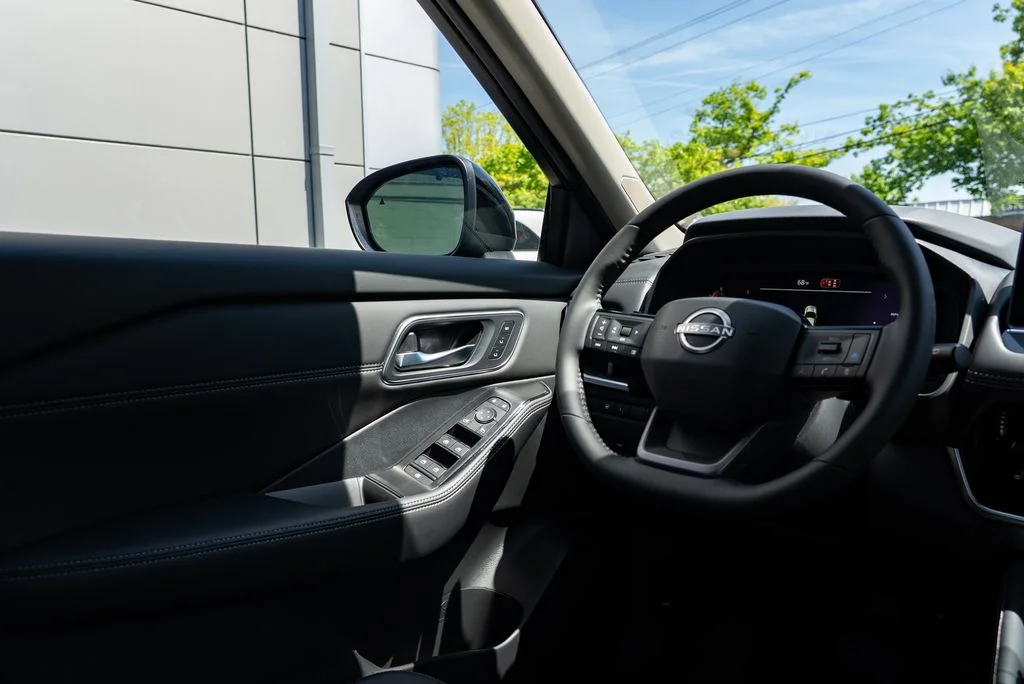 New 2026 Boulder Gray Pearl / Super Black Two-tone Nissan Platinum image 12