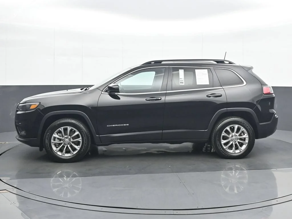 Used 2022 Black Jeep Latitude Lux image 3