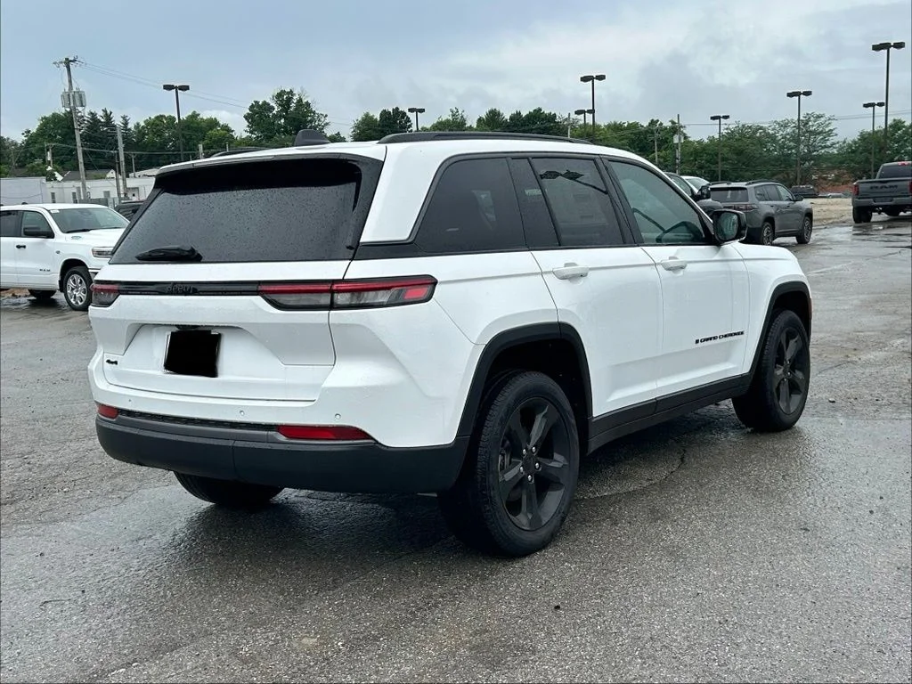 New 2026 Bright White Clear-Coat Exterior Paint Jeep Limited image 6