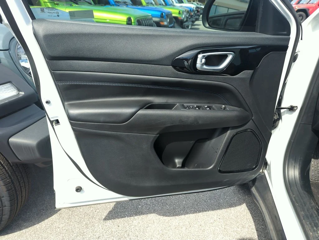New 2026 Bright White Clear-Coat Exterior Paint Jeep Latitude image 18