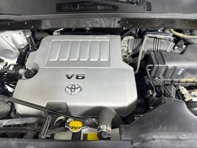Used 2013 Classic Silver Metallic Toyota SE image 9