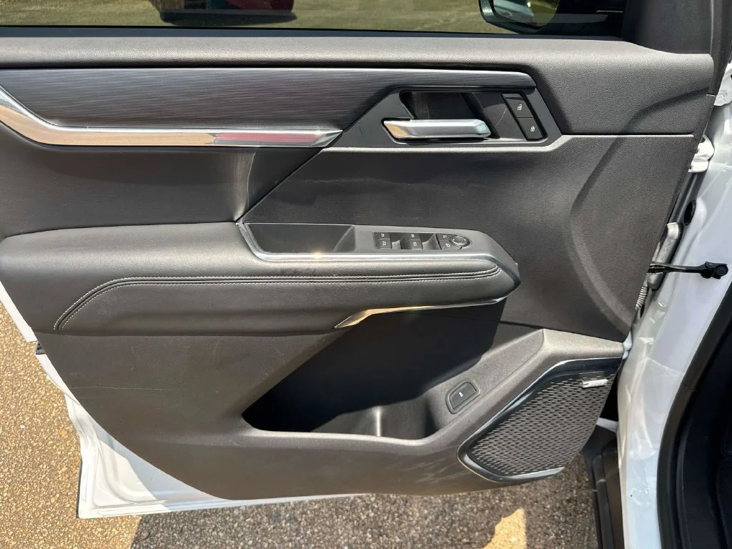 Used 2025 White GMC Elevation image 27