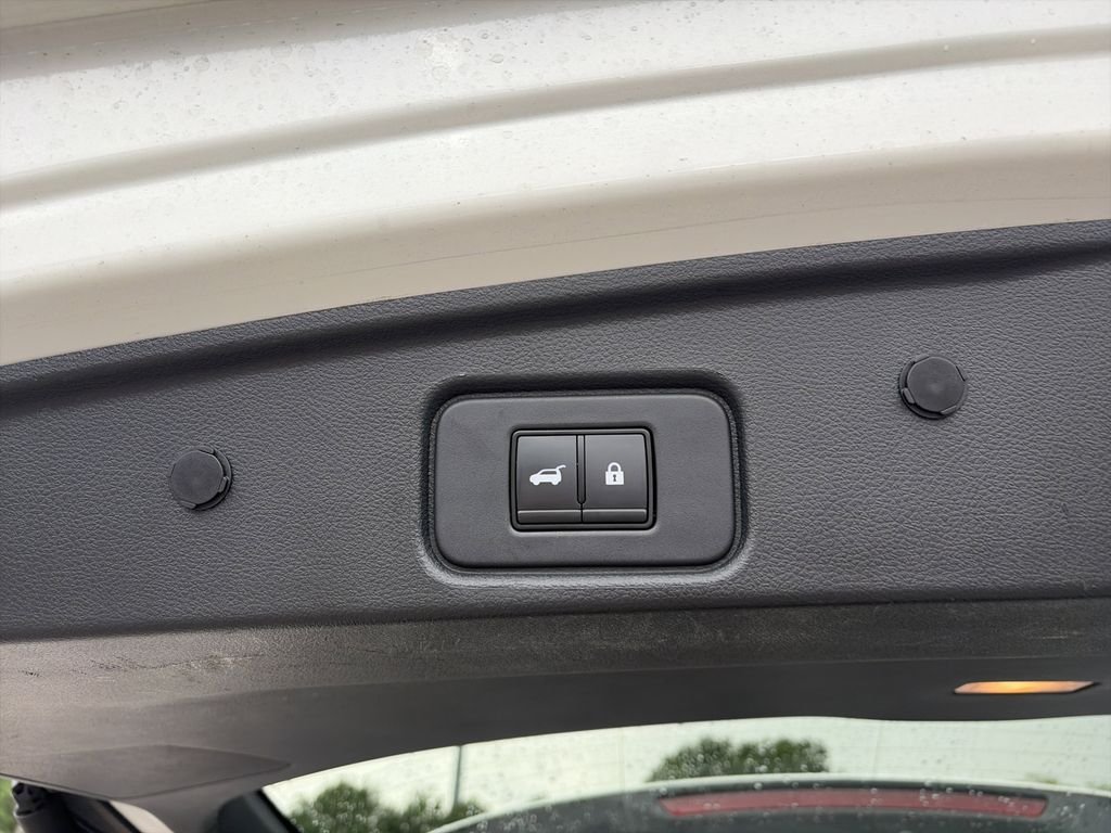 Used 2023 White Nissan Platinum image 32