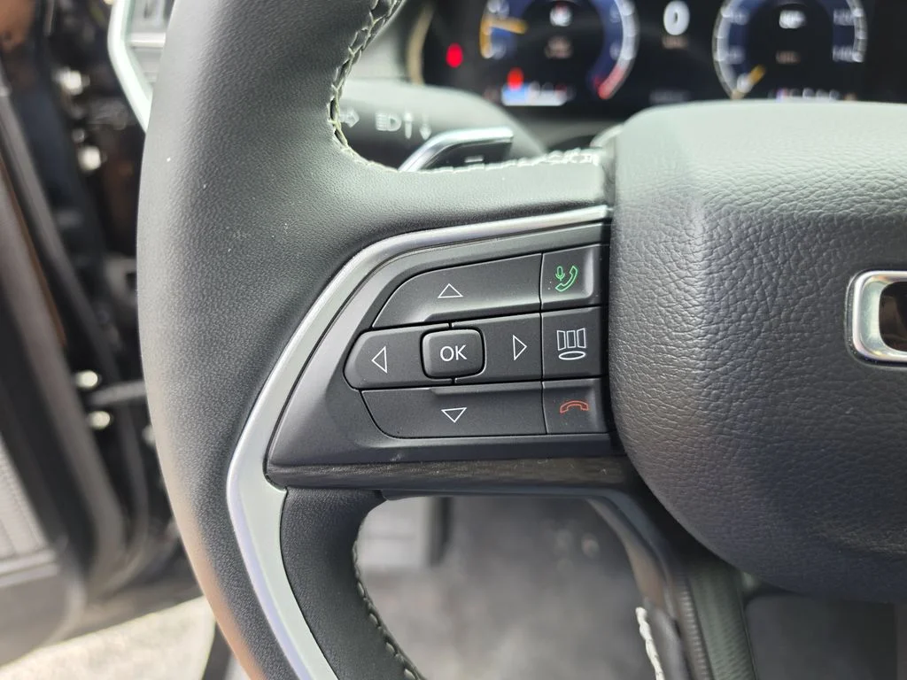Used 2025 Diamond Black Jeep Altitude X image 28