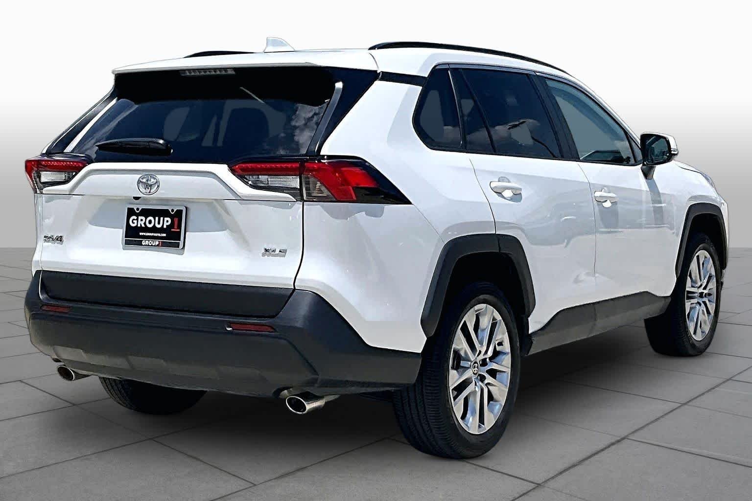 Used 2025 Wind Chill Pearl Toyota XLE Premium image 13