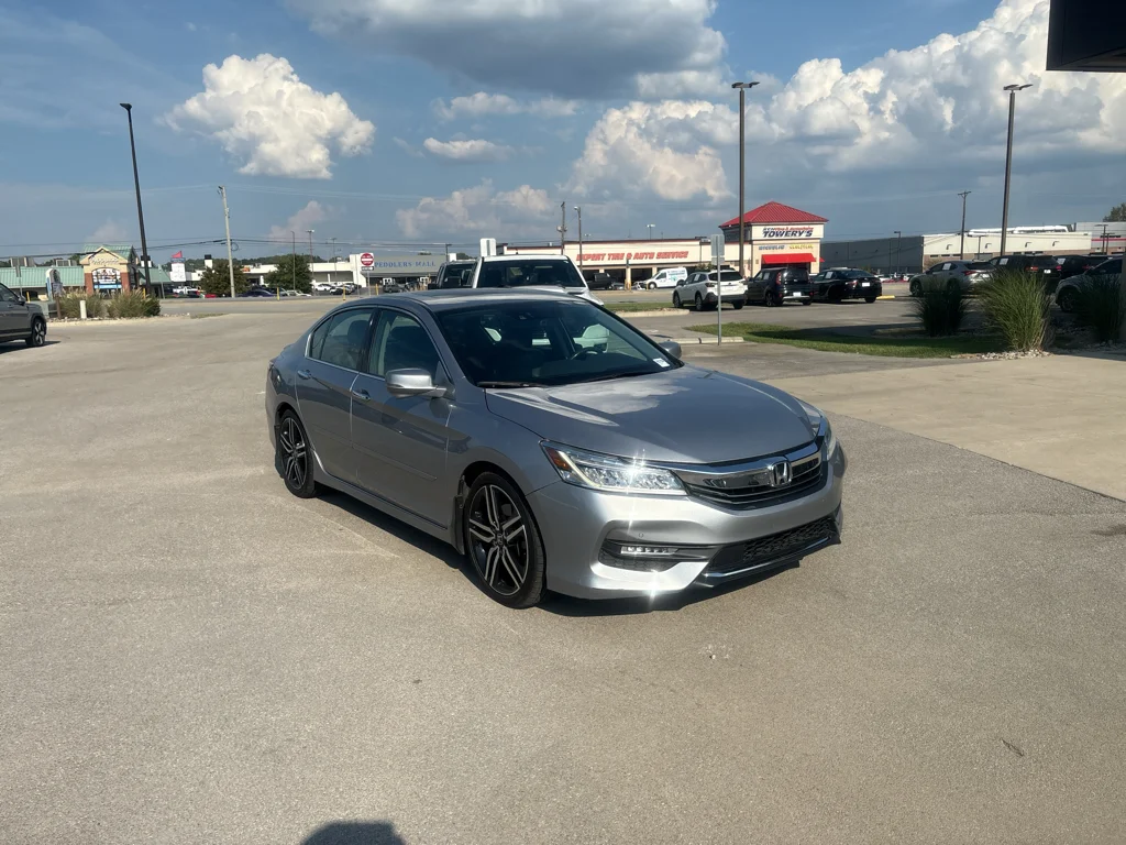 Used 2016 Lunar Silver Metallic Honda Touring image 1