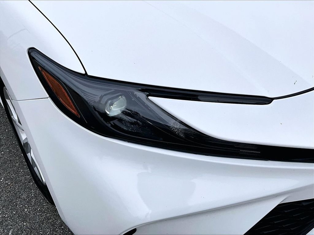 Used 2025 White Toyota LE image 33