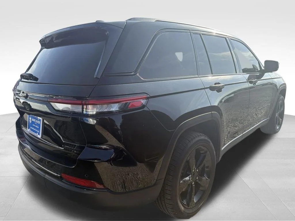Used 2023 Diamond Black Jeep Limited image 25