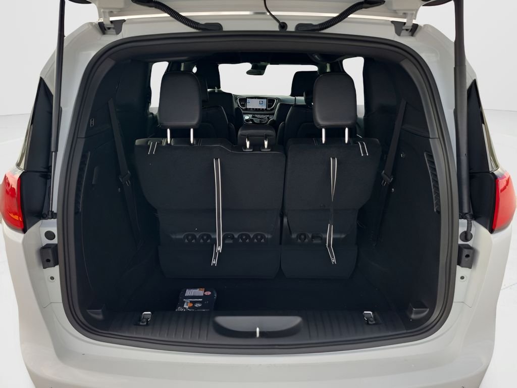 New 2026 Bright White Clear-Coat Exterior Paint Chrysler LX image 22