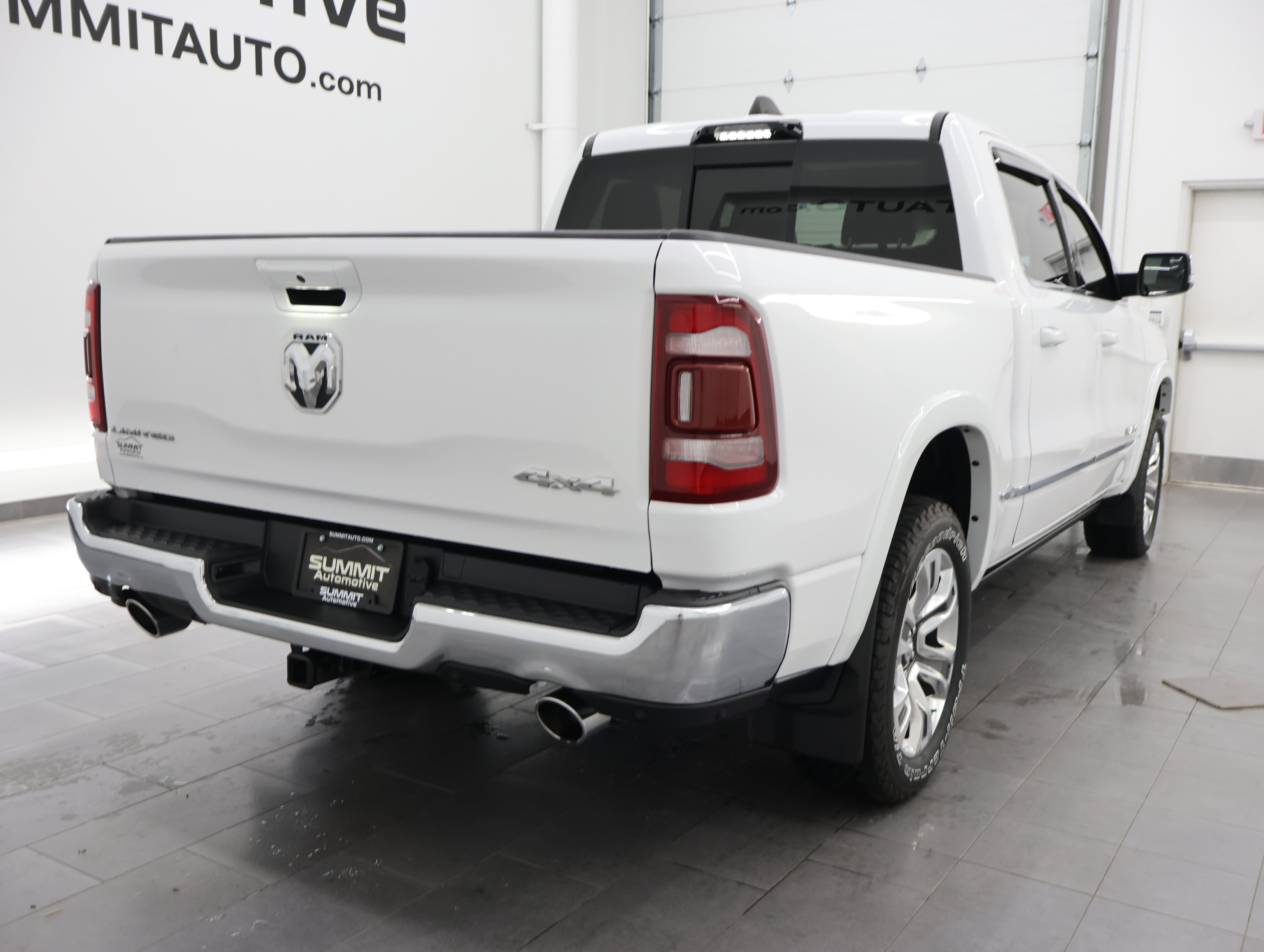 Used 2023 Bright White Clearcoat Ram 4x4 Crew Cab Limited: CREW-SHORT-LIMITED LVL 1-NAV-PANO-4WD-HEMI-360 CAM image 4
