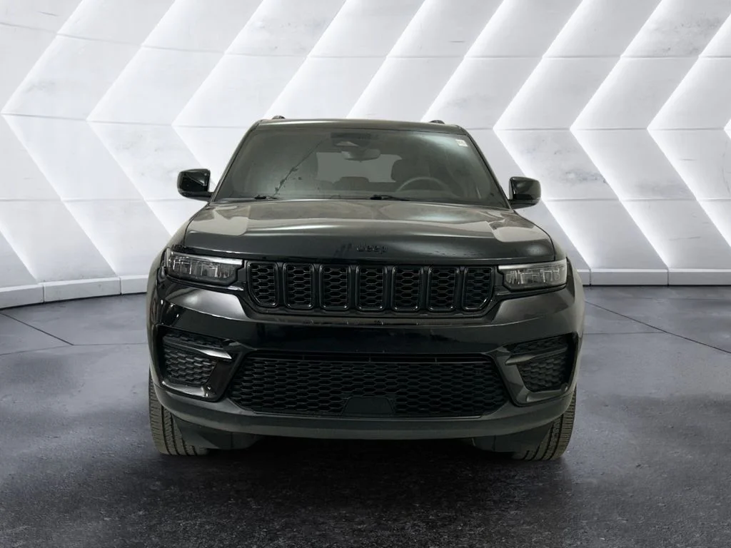 Used 2023 Black Jeep Altitude image 2