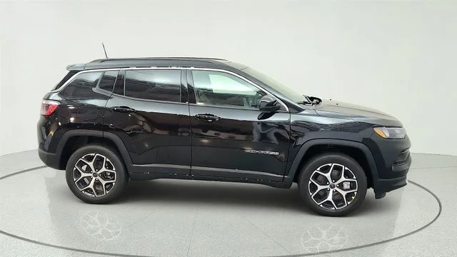 New 2026 Diamond Black Crystal Pearl-Coat Exterior Paint Jeep Limited image 15