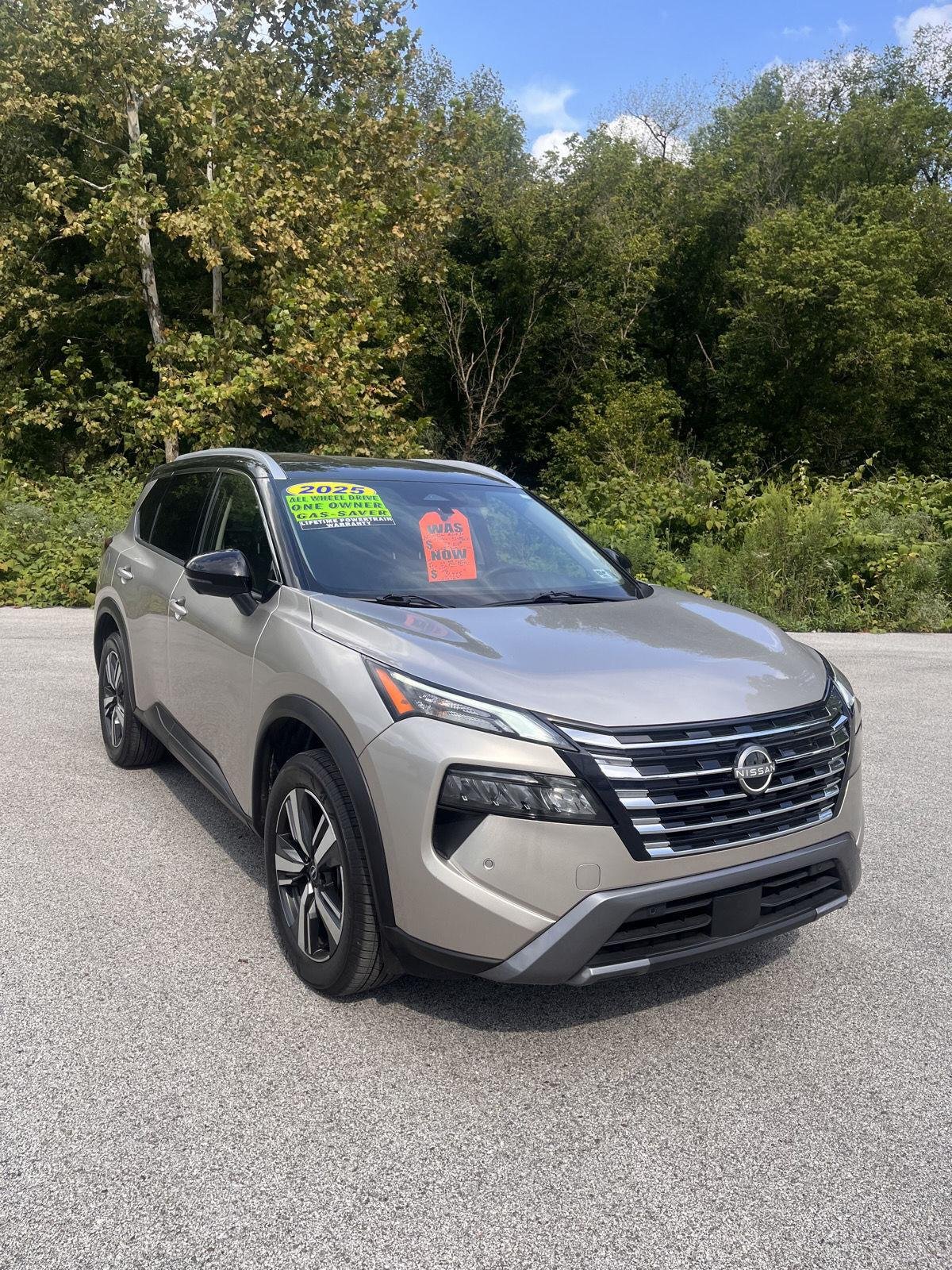 Used 2025 Champagne Silver Metallic/Super Black Nissan SL image 1