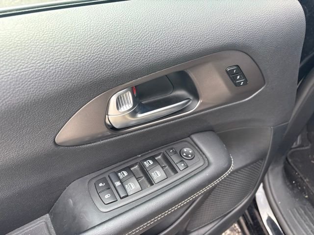 Used 2025 Black Chrysler Select image 17