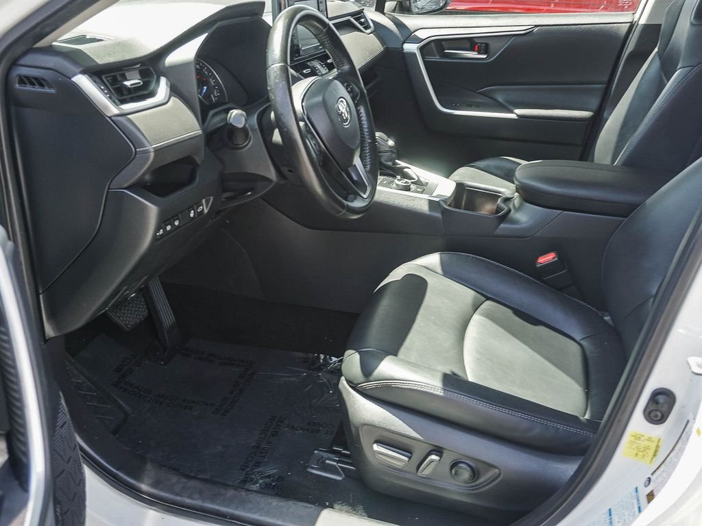 Used 2022 White Toyota XLE Premium image 17