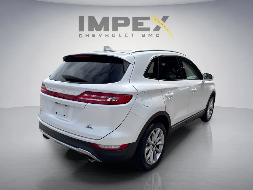 Used 2015 White Lincoln Base image 5