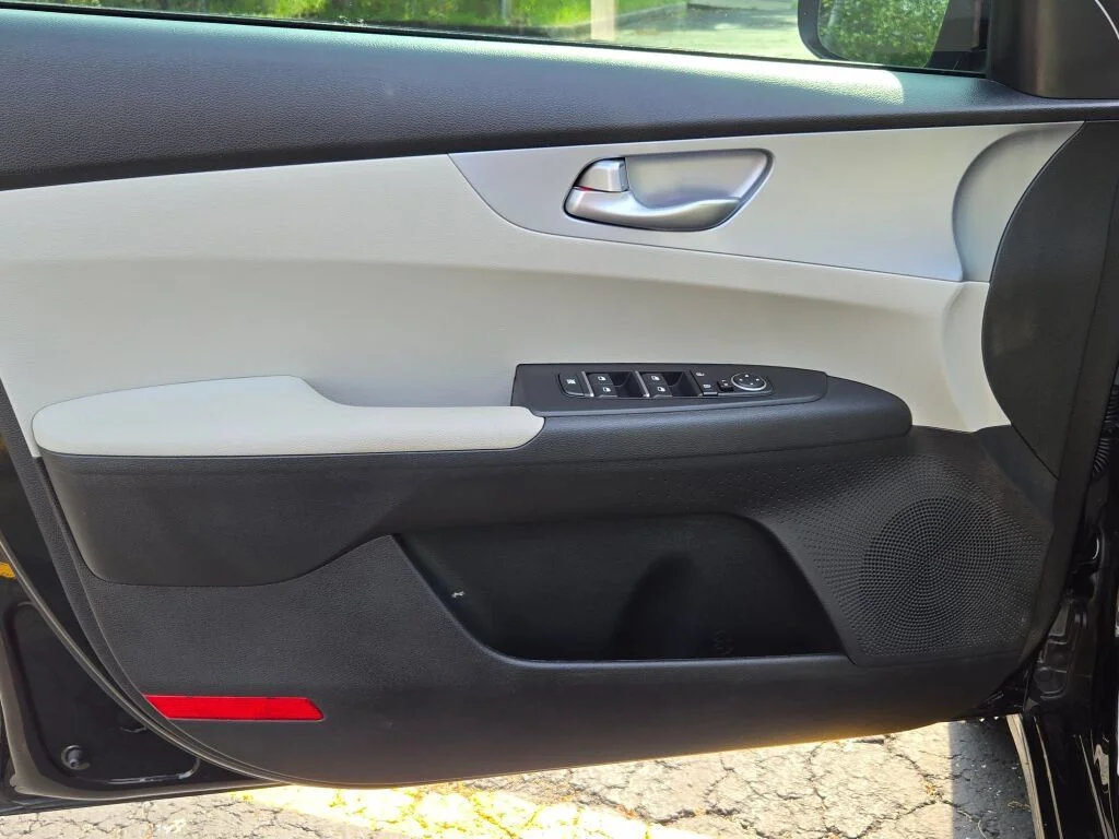 Used 2023 Black Kia LXS image 17