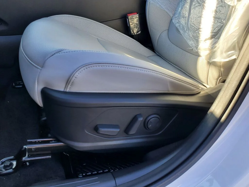 Used 2025 White Hyundai Limited image 24