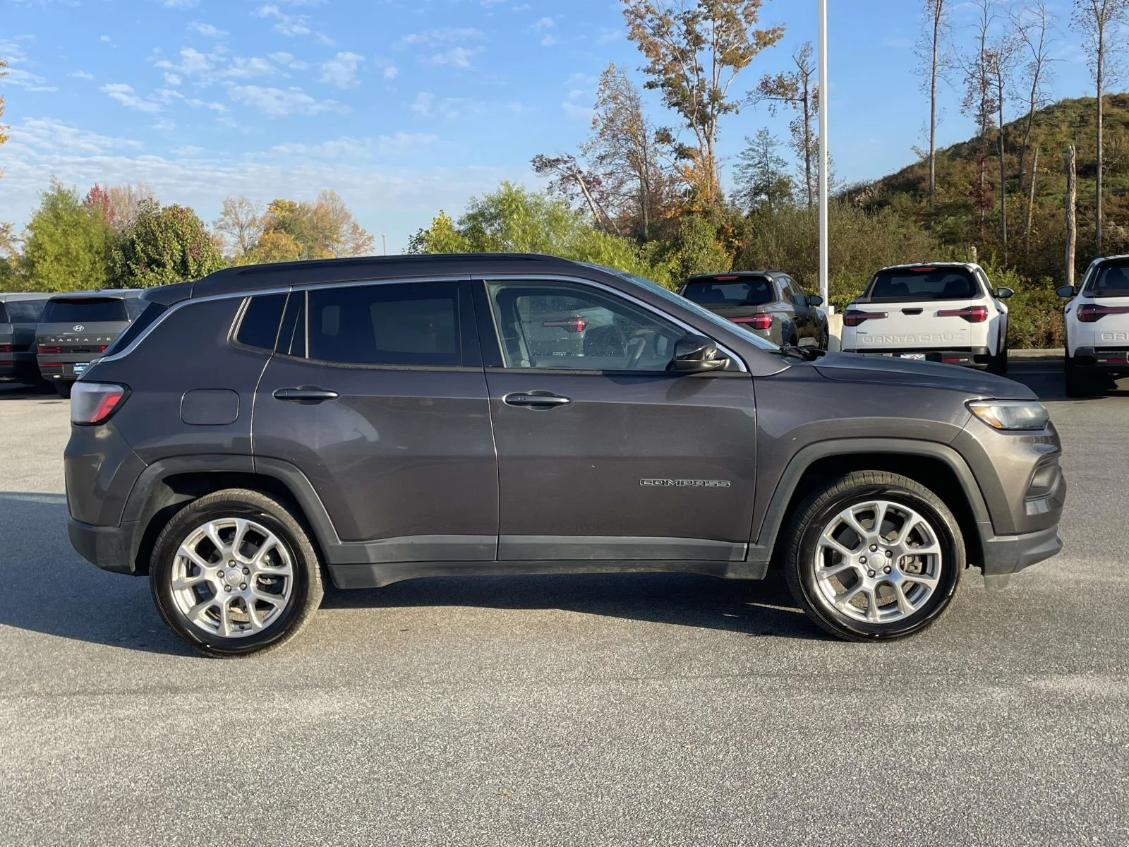 Used 2023 Granite Crystal Metallic Clearcoat Jeep Latitude Lux image 28