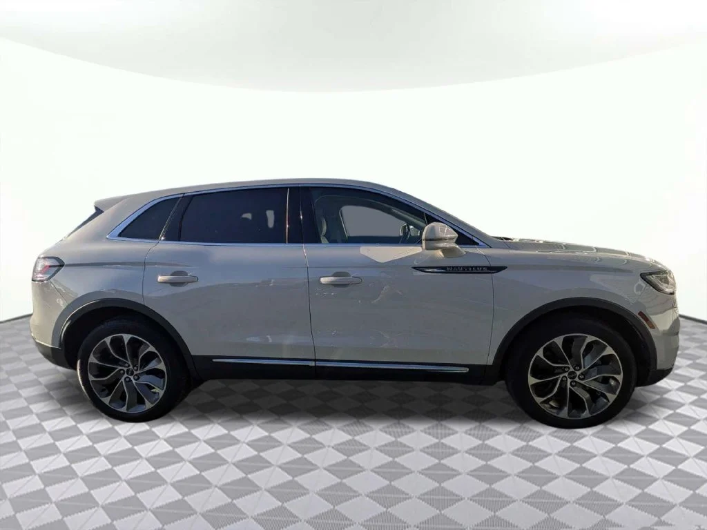 Used 2022 Pearl Metallic Lincoln Reserve image 2