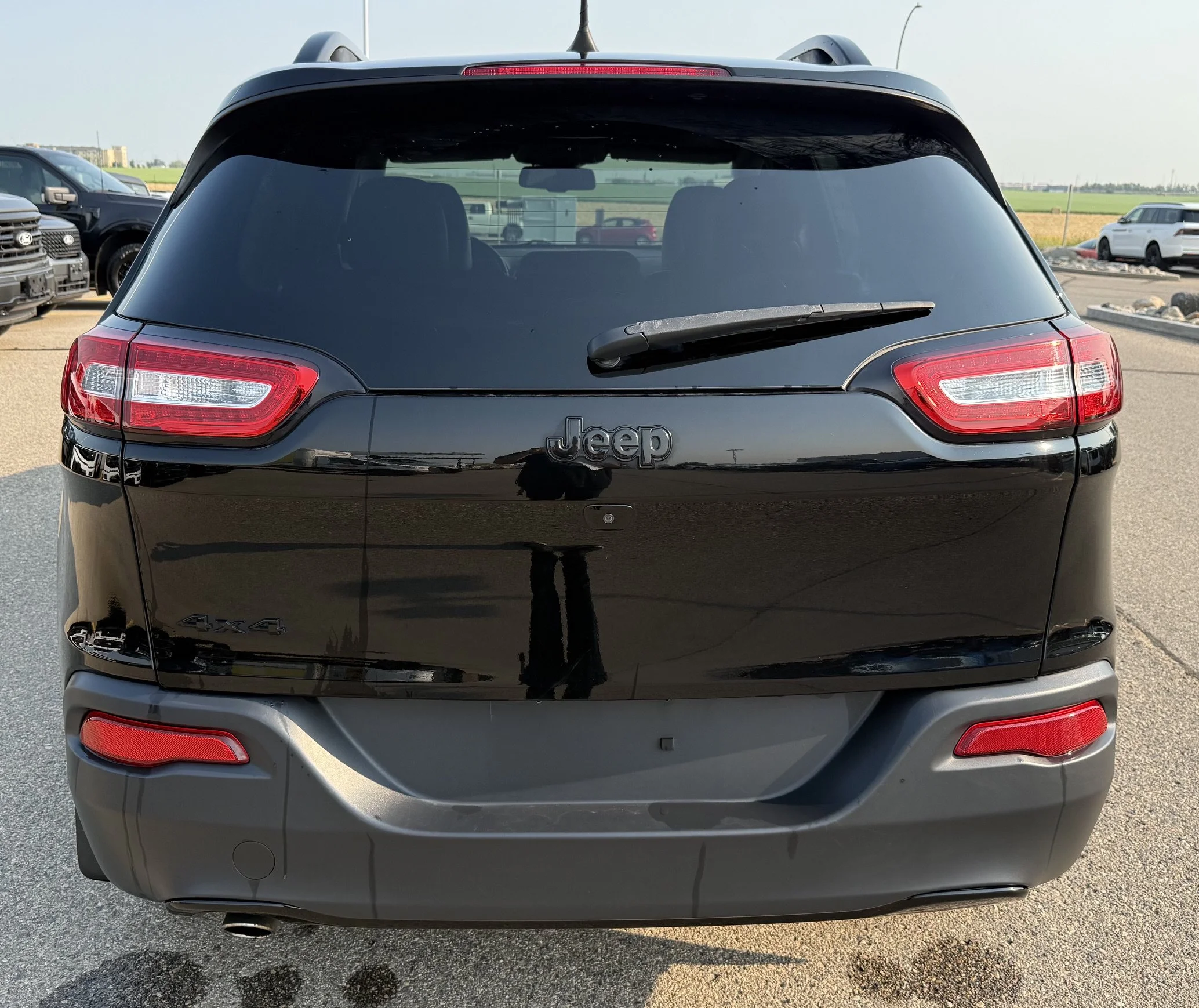 Used 2018 Diamond Black Crystal Pearl Jeep LIMITED **New Arrival** image 4