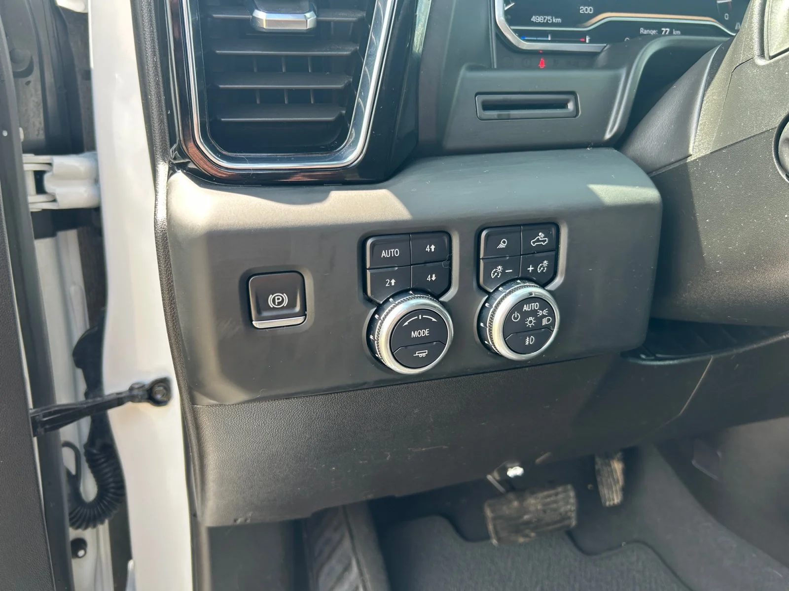 Used 2024 White GMC Denali Crew 6.2L Leather Sunroof Nav 4x4 image 16