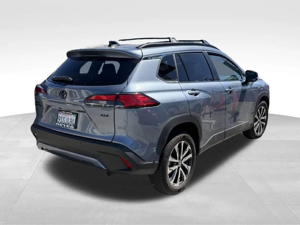 Used 2025  Toyota XLE image 3