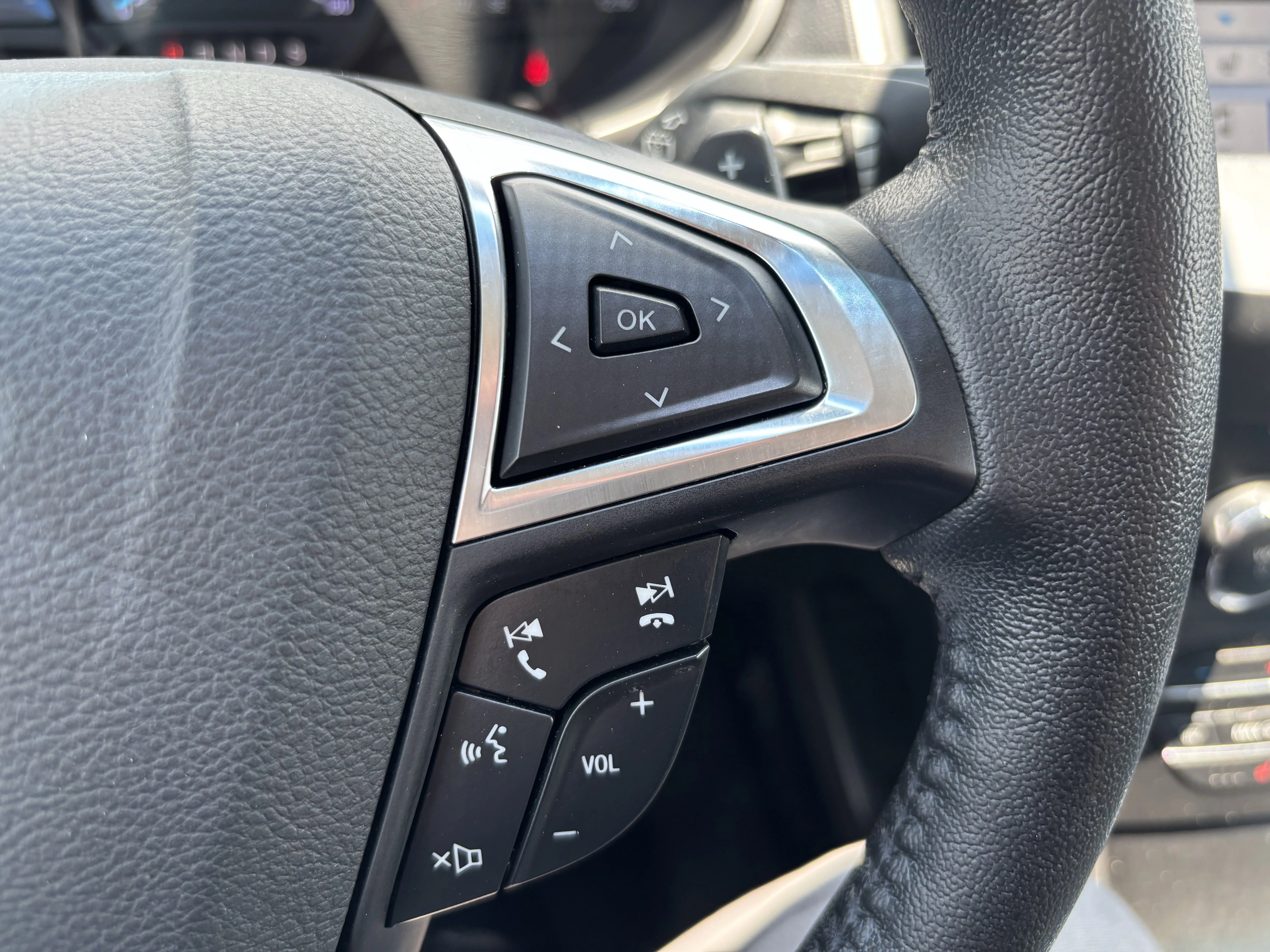 Used 2018 Shadow Black Ford SEL image 19