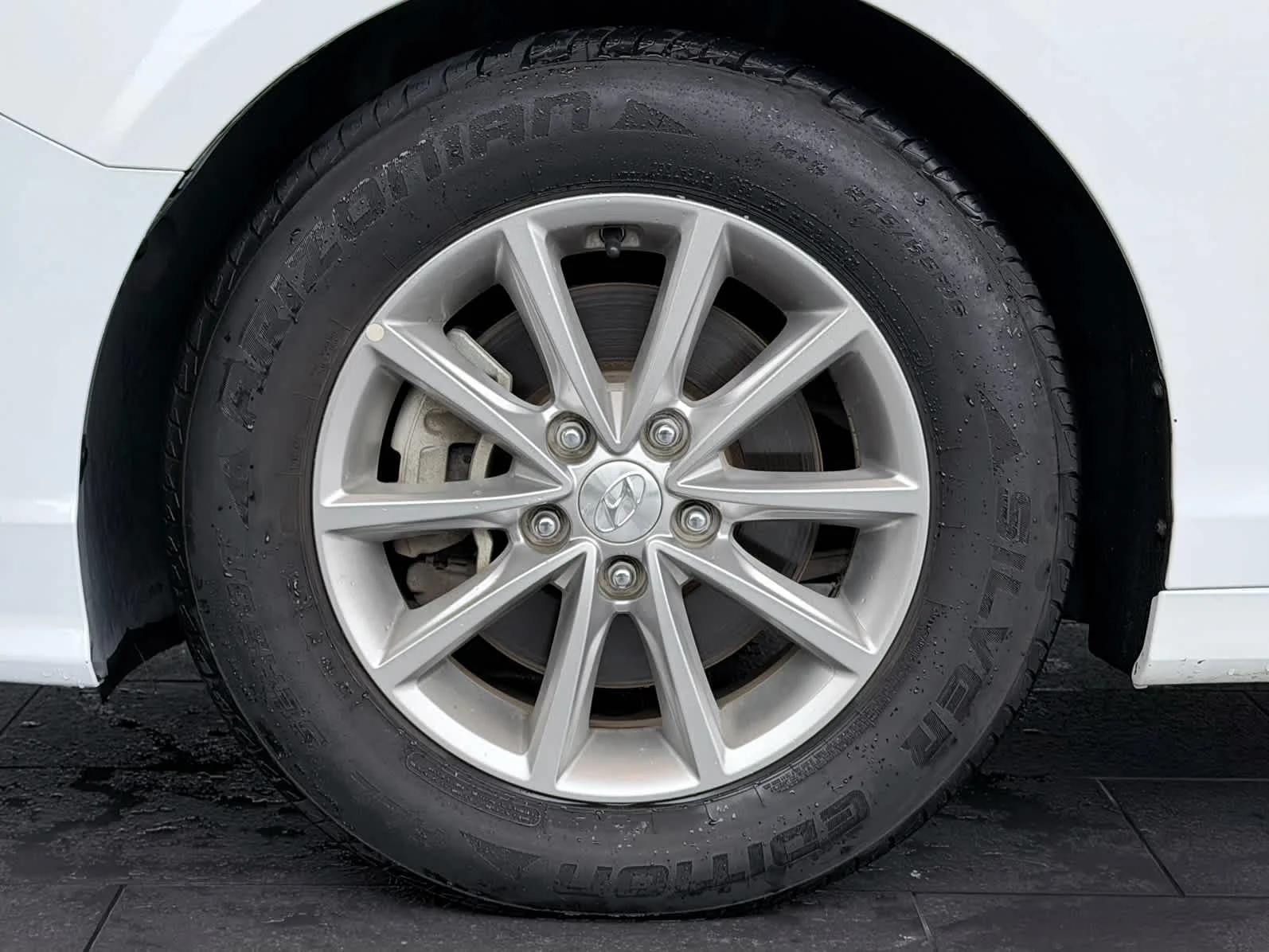 Used 2019  Hyundai SE image 9