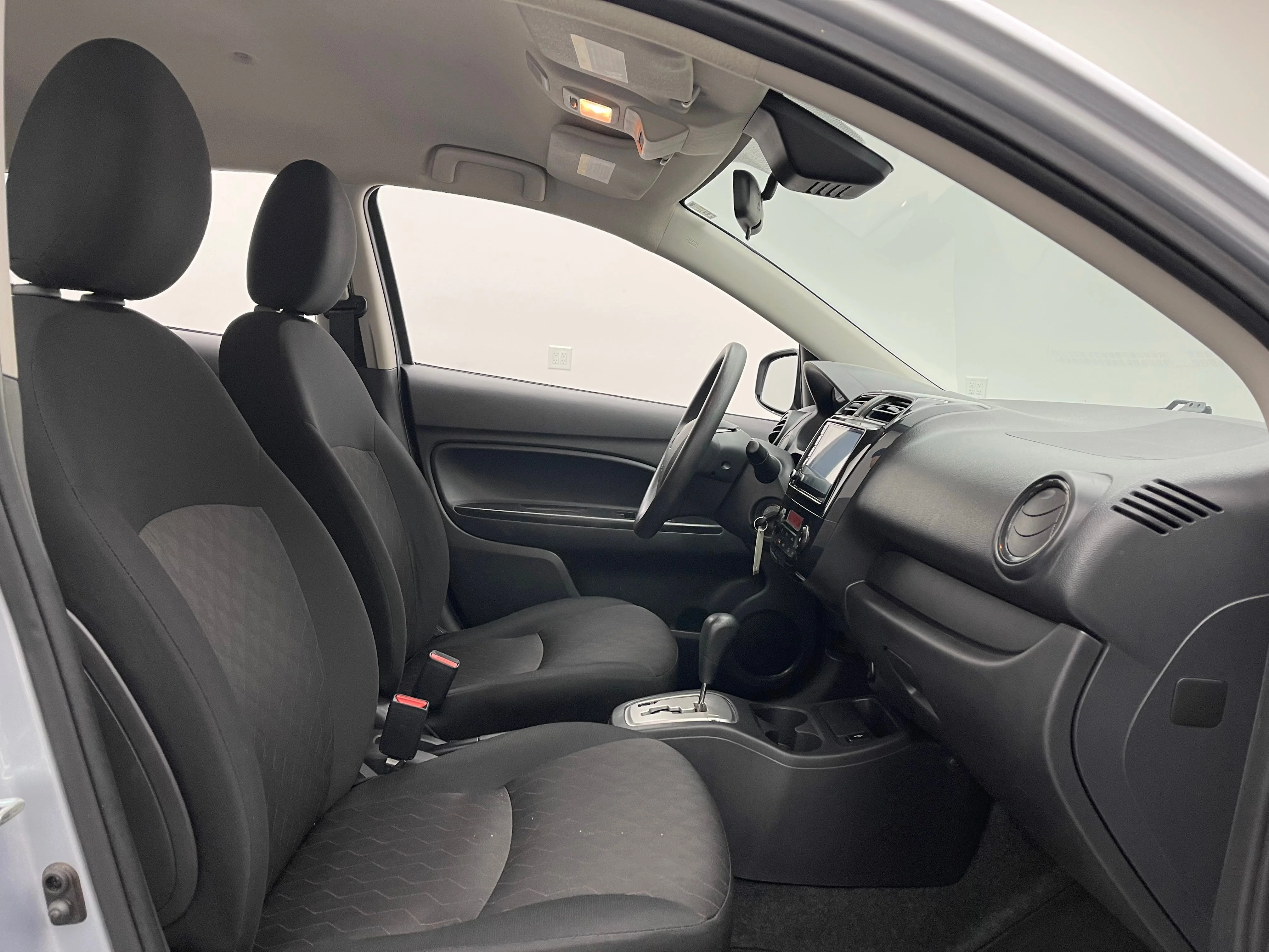 Used 2024 Silver Mitsubishi ES image 27