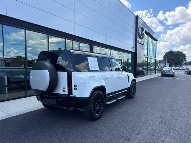 Used 2022 White Land Rover X-Dynamic SE image 3