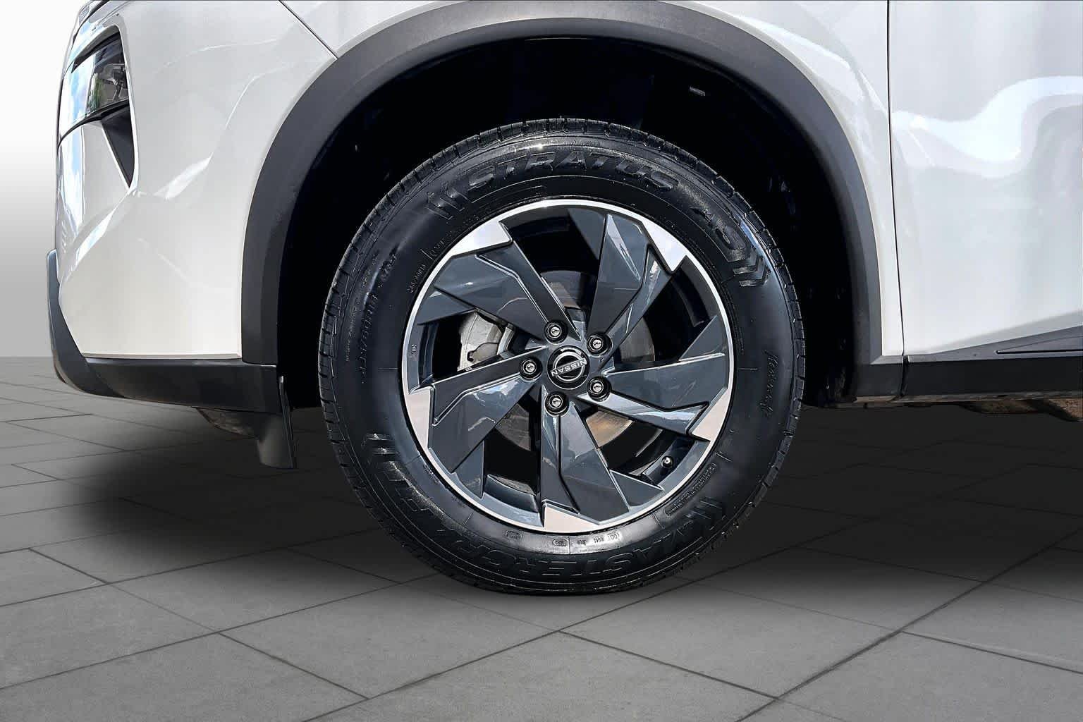 Certified Used 2025 Everest White Pearl Nissan SV image 11