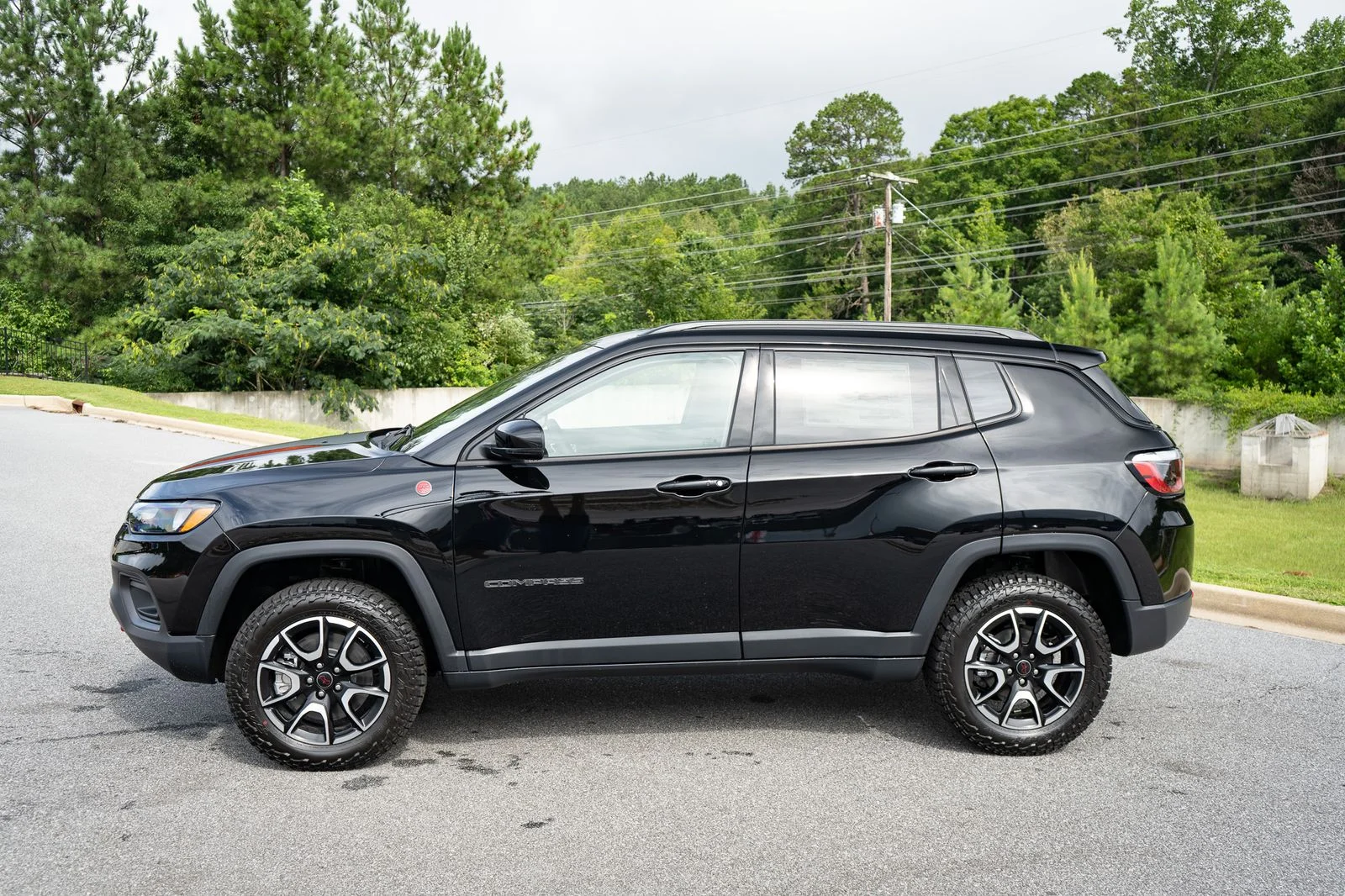 New 2026 Diamond Black Crystal Pearl-Coat Exterior Paint Jeep Trailhawk image 5