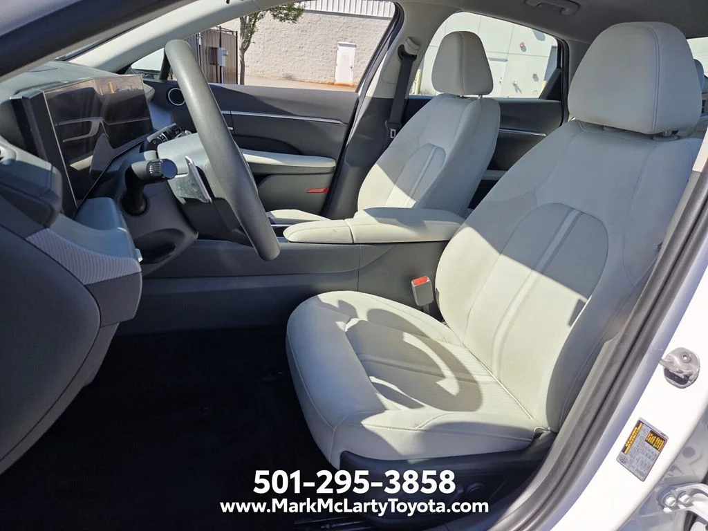Used 2025 White Hyundai SEL image 9