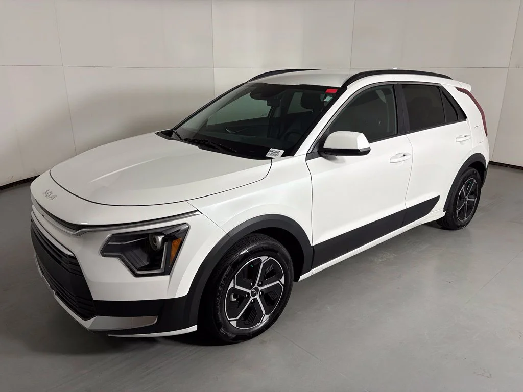 Used 2025 White Kia LX image 4