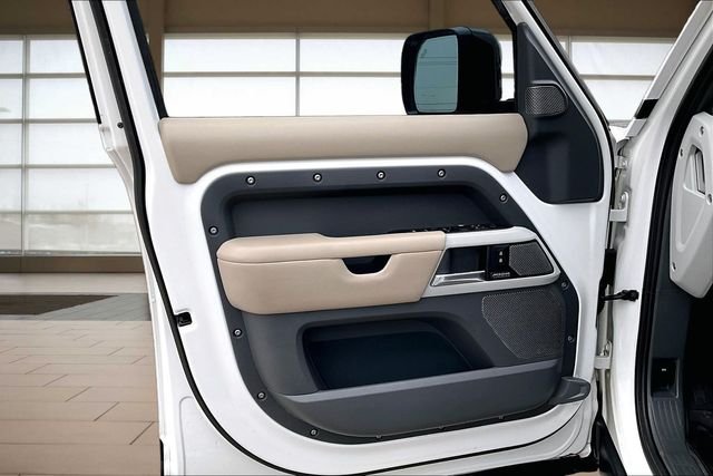 Used 2020 White Land Rover HSE image 21