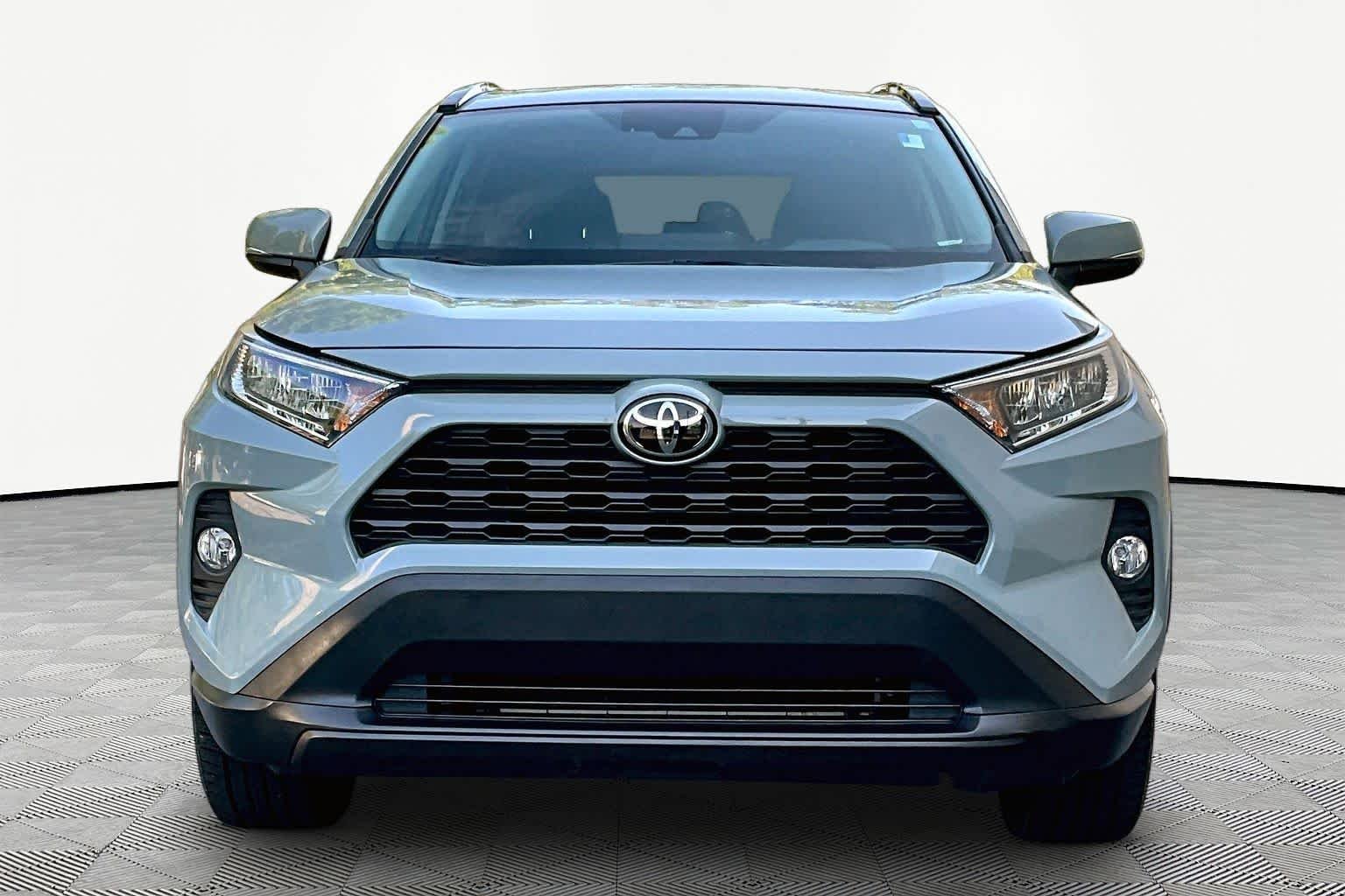 Used 2021 Lunar Rock Toyota XLE Premium image 4