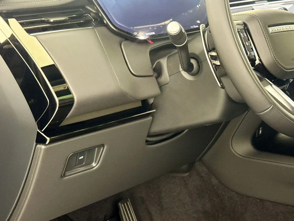 New 2026 Carpathian Grey Land Rover SE image 10