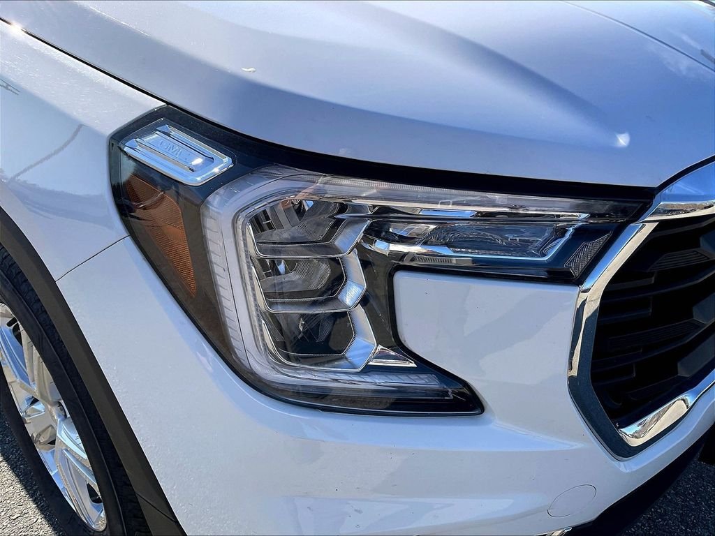 Used 2024 White GMC SLE image 29