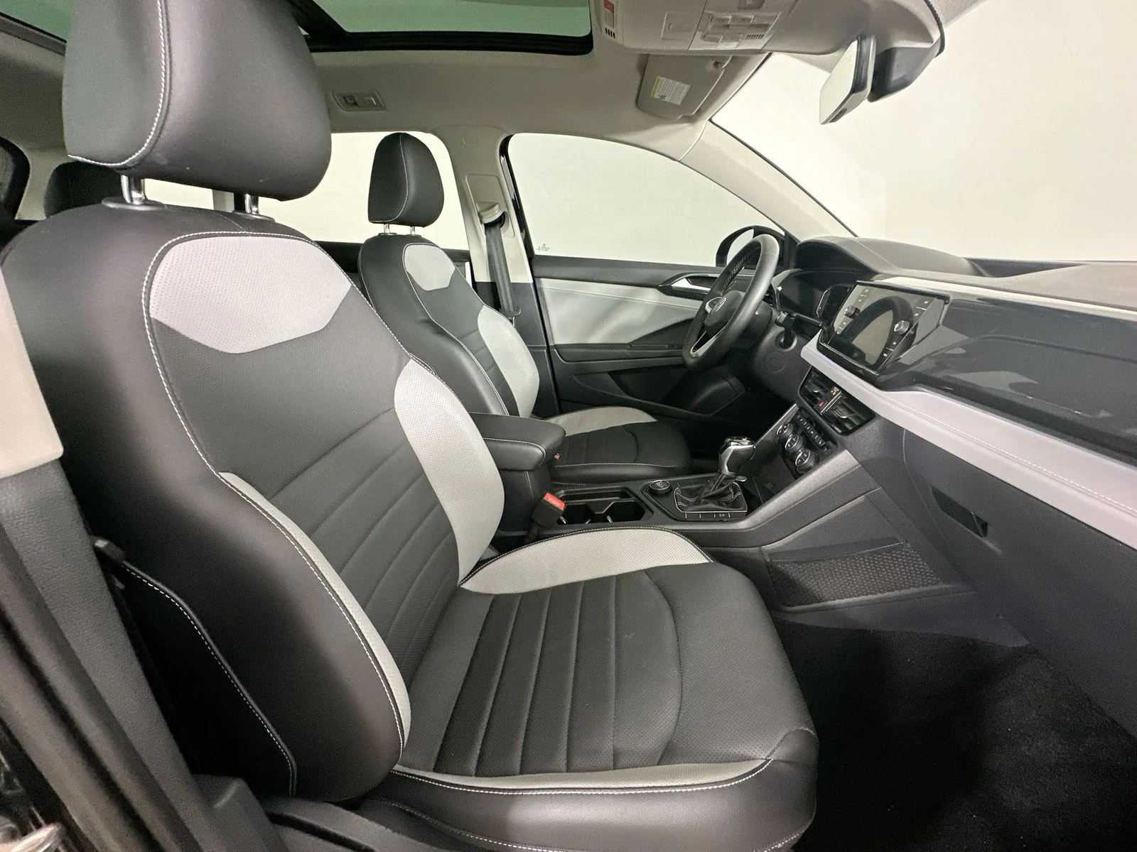 Used 2022 Black Volkswagen  image 43