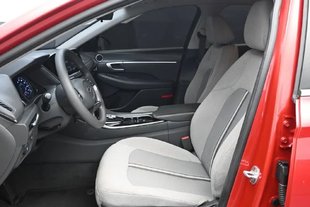 Used 2021 Red Hyundai SE image 6