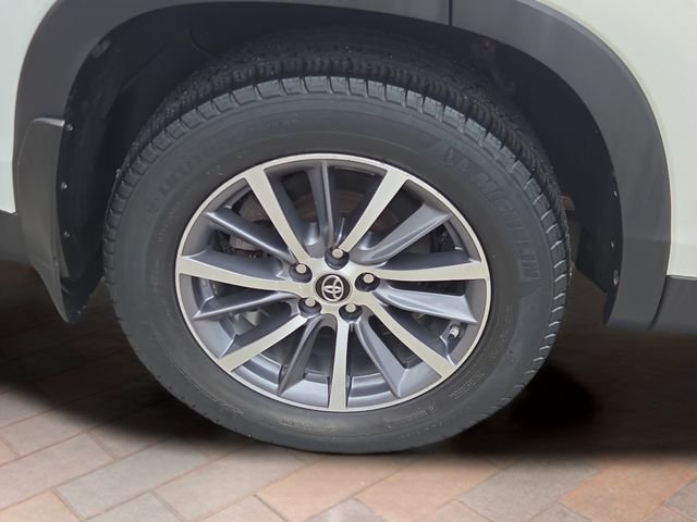 Used 2019 White Toyota XLE image 4