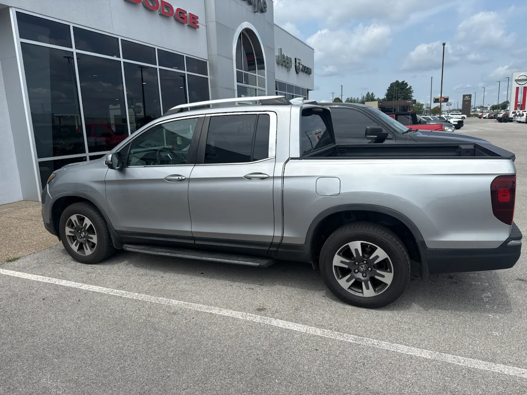 Used 2017 Lunar Silver Metallic Honda RTL image 5