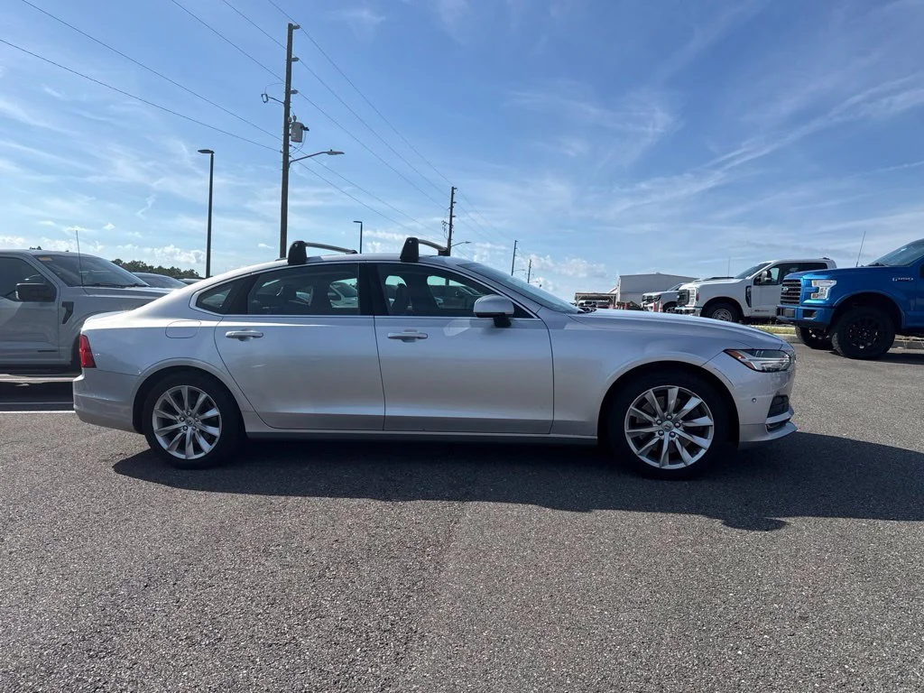 Used 2018 Bright Silver Metallic Volvo T6 Momentum image 1