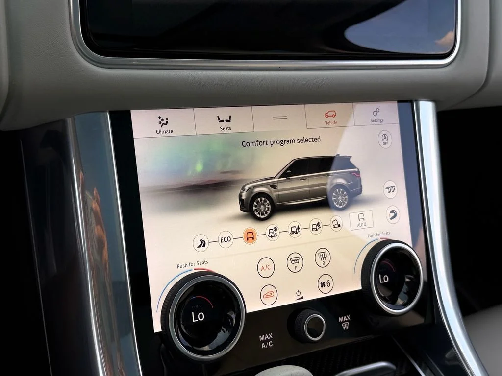 Used 2019  Land Rover SVR image 22