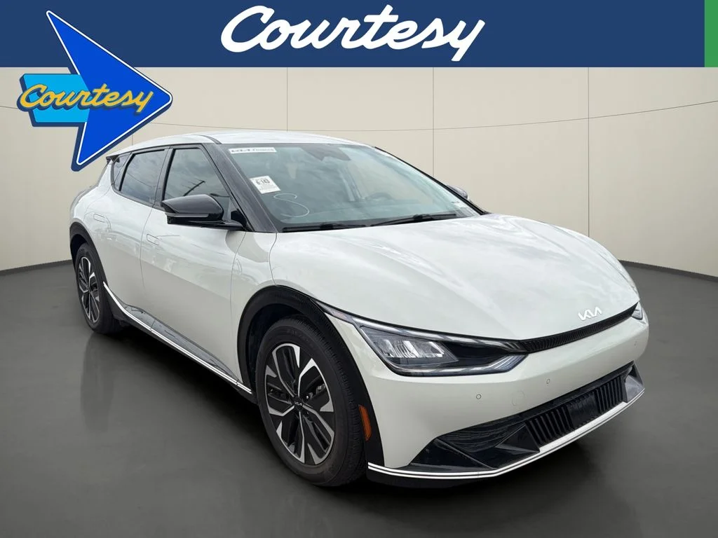 Used 2023 White Kia Wind image 1